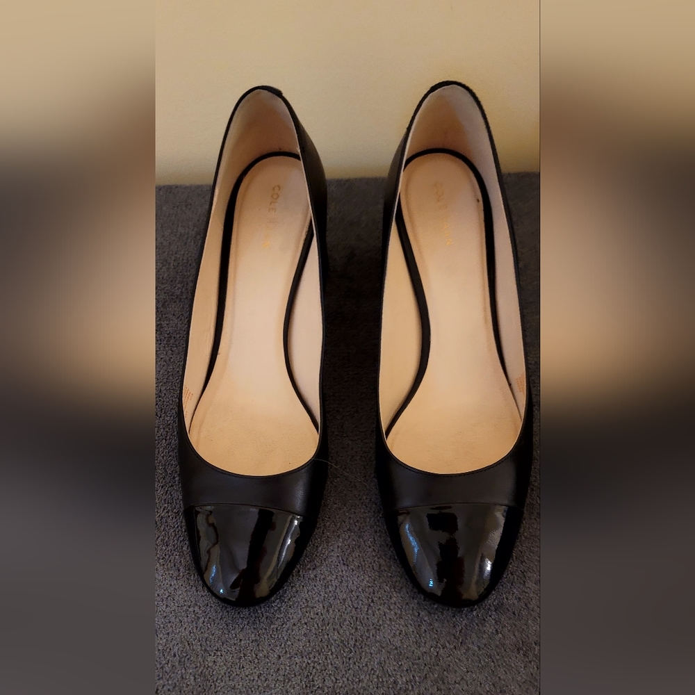 Cole Haan black pump w/patent leather toe, size 10B